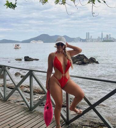 Elena sexy blond