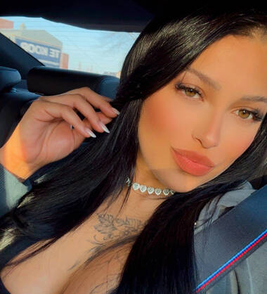 Melly Hot