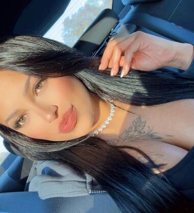 Melly Hot