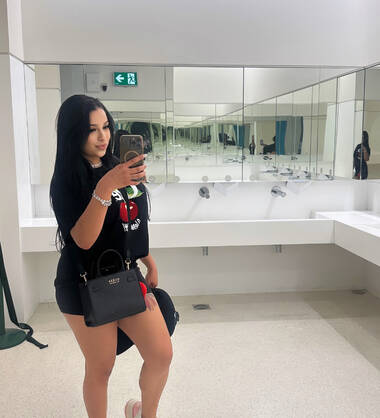 Melly Hot