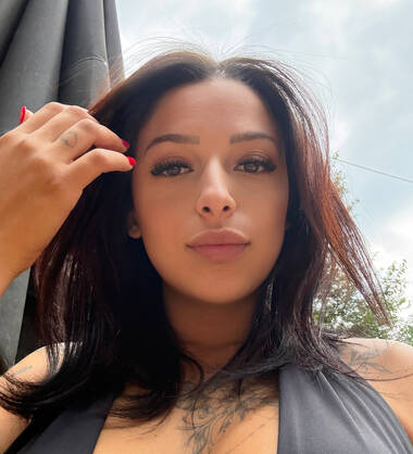 Melly Hot