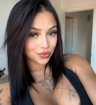 Melly Hot