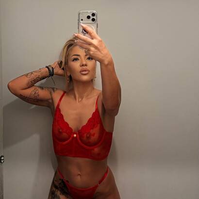 Adelina belle blonde