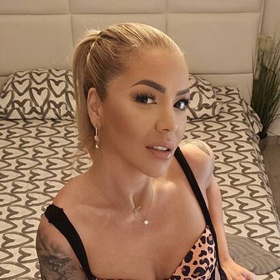 Adelina belle blonde