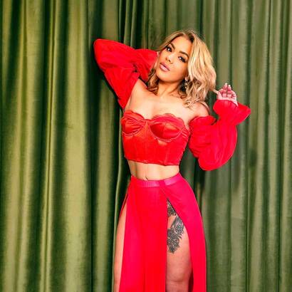 Adelina belle blonde