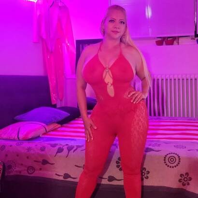 blonde aux gros seins et aux cou