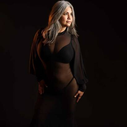 Lucia mature refine et sensual