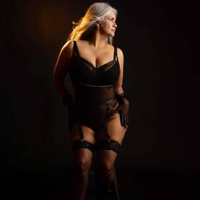 Lucia mature refine et sensual