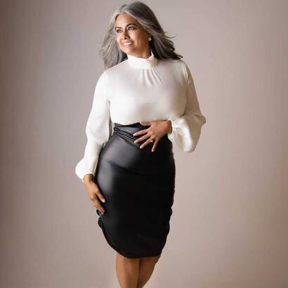 Lucia mature refine et sensual