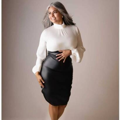 Lucia mature refine et sensual