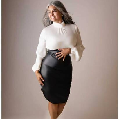 Lucia mature refine et sensual