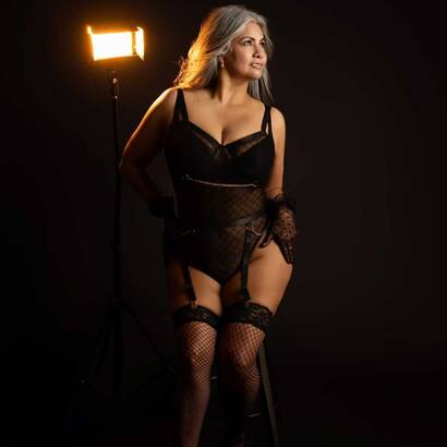 Lucia mature refine et sensual