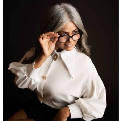 Lucia mature refine et sensual