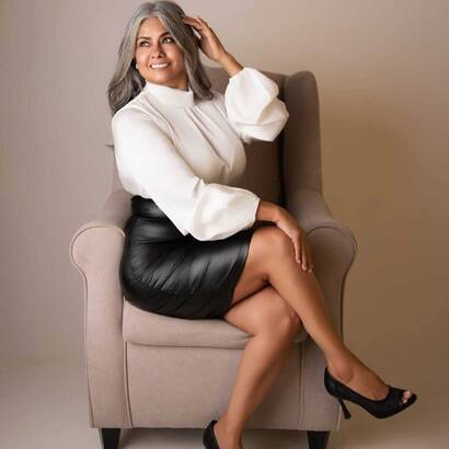 Lucia mature refine et sensual