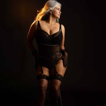 Lucia mature refine et sensual