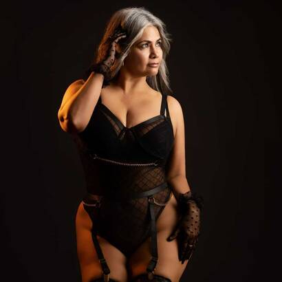 Lucia mature refine et sensual