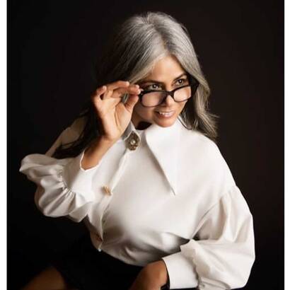 Lucia mature refine et sensual