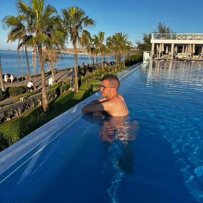 Beau jeune homme disponible…