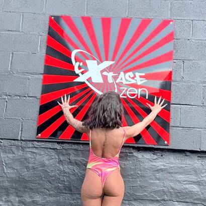 Bar l\'Xtase Zen Hôtesses champag