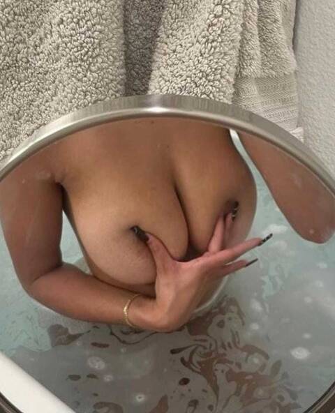 Chatte très HUMIDE 69