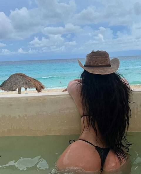 Chatte très HUMIDE 69