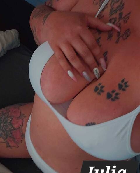 Julia ~  les mille et une caresse