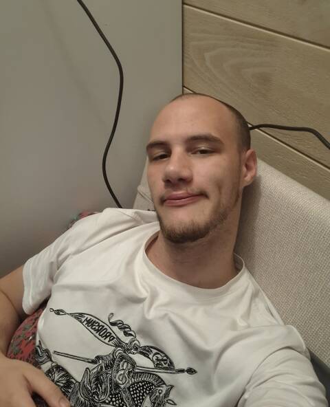 Jeune qui pense a samuser