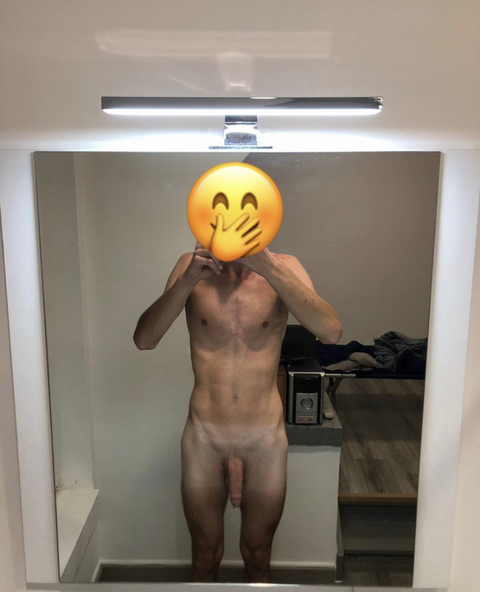 Jeune homme lèche femme