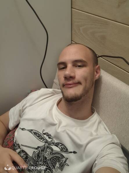 Jeune qui pense a samuser