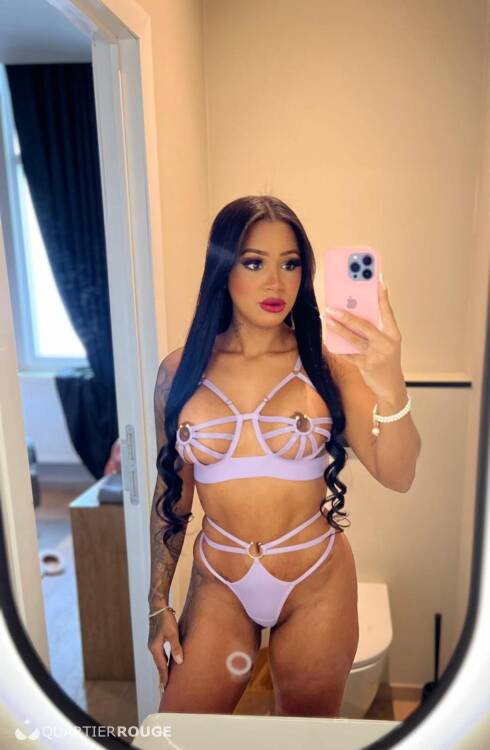 Priv&eacute; Julia Ferraz