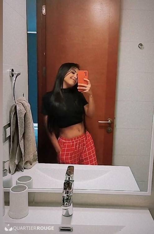 Priv&eacute; Caroline super girlfriend