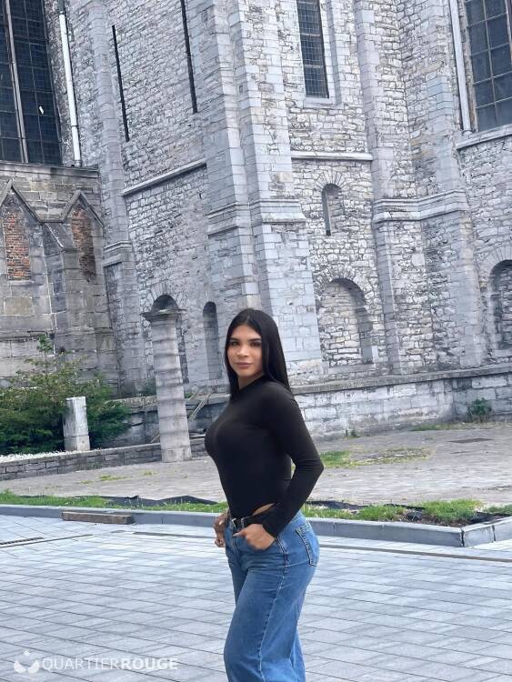 Escort Flavia latina