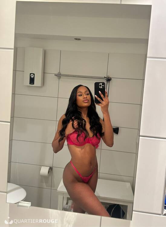 Priv&eacute; Scarlet