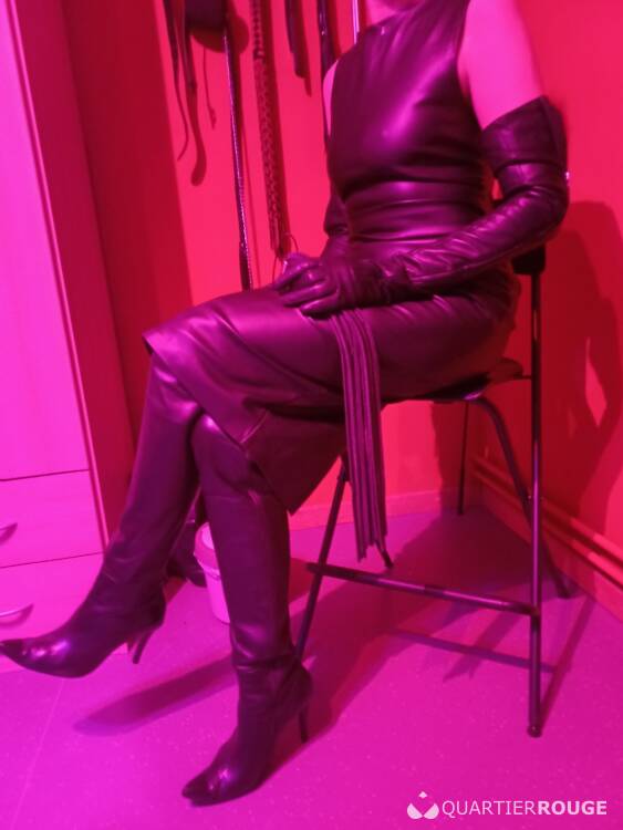 Priv&eacute; Maitresse Elira