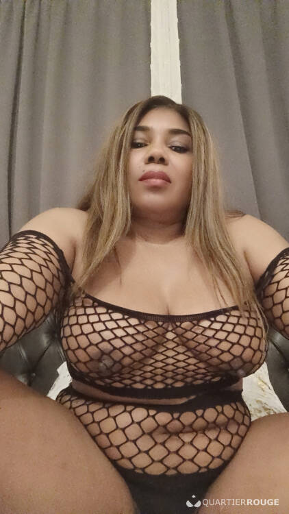 Priv&eacute; Laury caliente