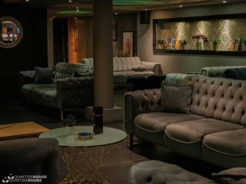 Priv&eacute; Nos 25 hôtesses