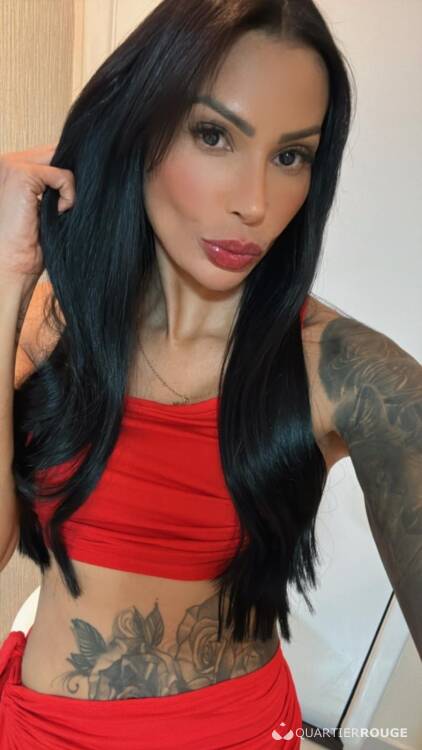 Privé Larissa brune