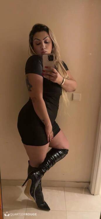 Privé Flavia blonde