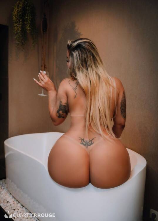 Privé Flavia blonde