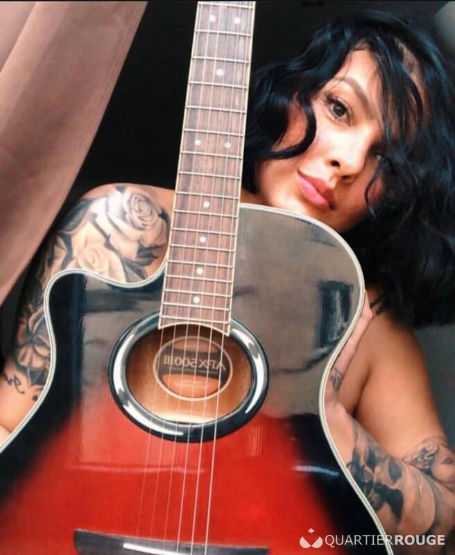 Gabriela Souza (Photo)