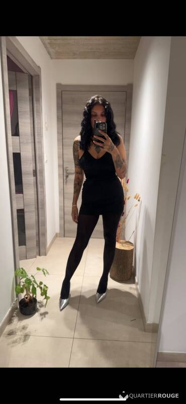 Gabriela Souza (Photo)