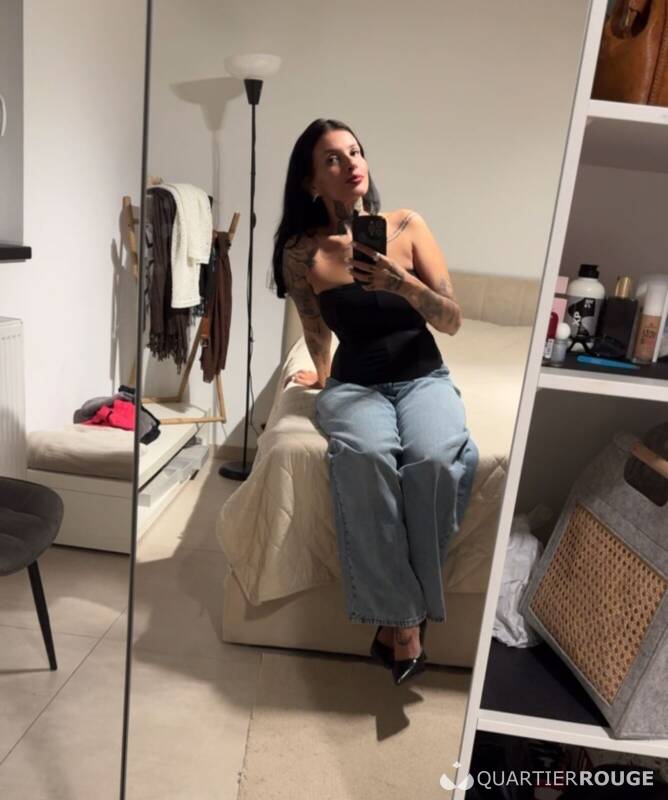 Gabriela Souza (Photo)