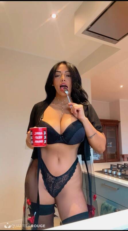 Bella Oliveira (Photo)