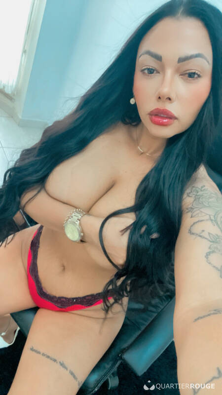 Bella Oliveira (Photo)