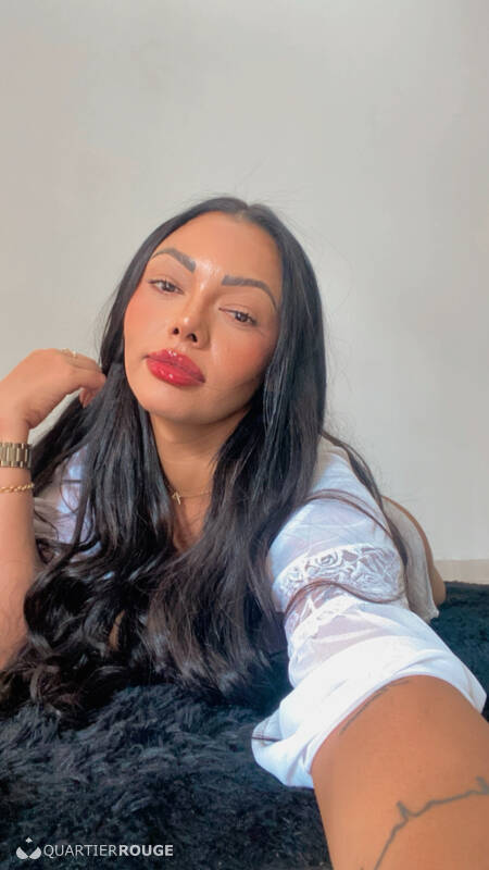 Bella Oliveira (Photo)