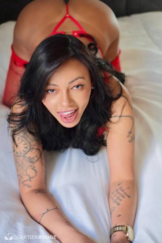 Bella Oliveira (Photo)