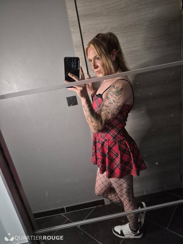 Ash (Photo)