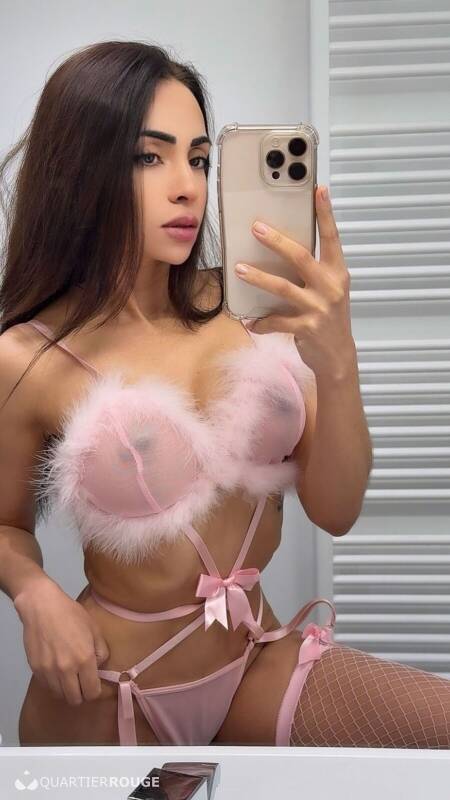 Anitta Petite (Photo)