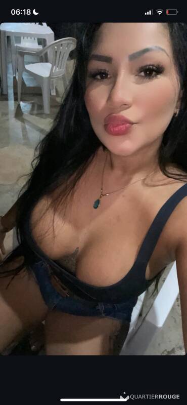 Bruna baiser avec la langue (Photo)