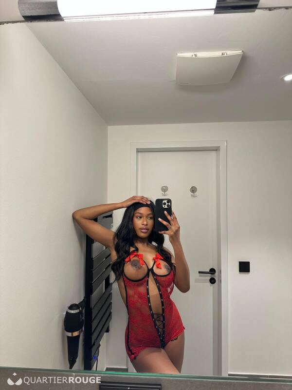 Scarlet (Photo)